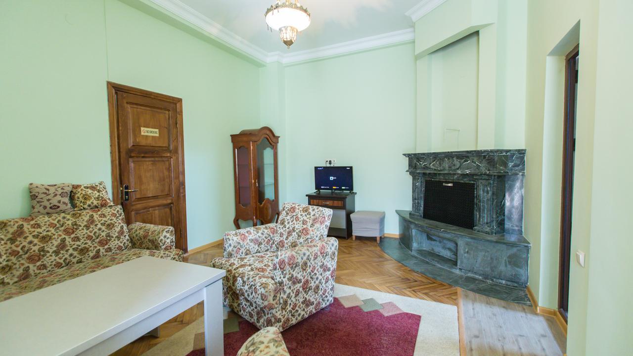 Hotel Cattaleya Batumi Esterno foto